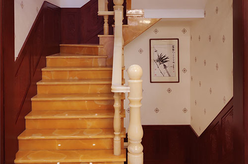 钦南中式别墅室内汉白玉石楼梯的定制安装装饰效果